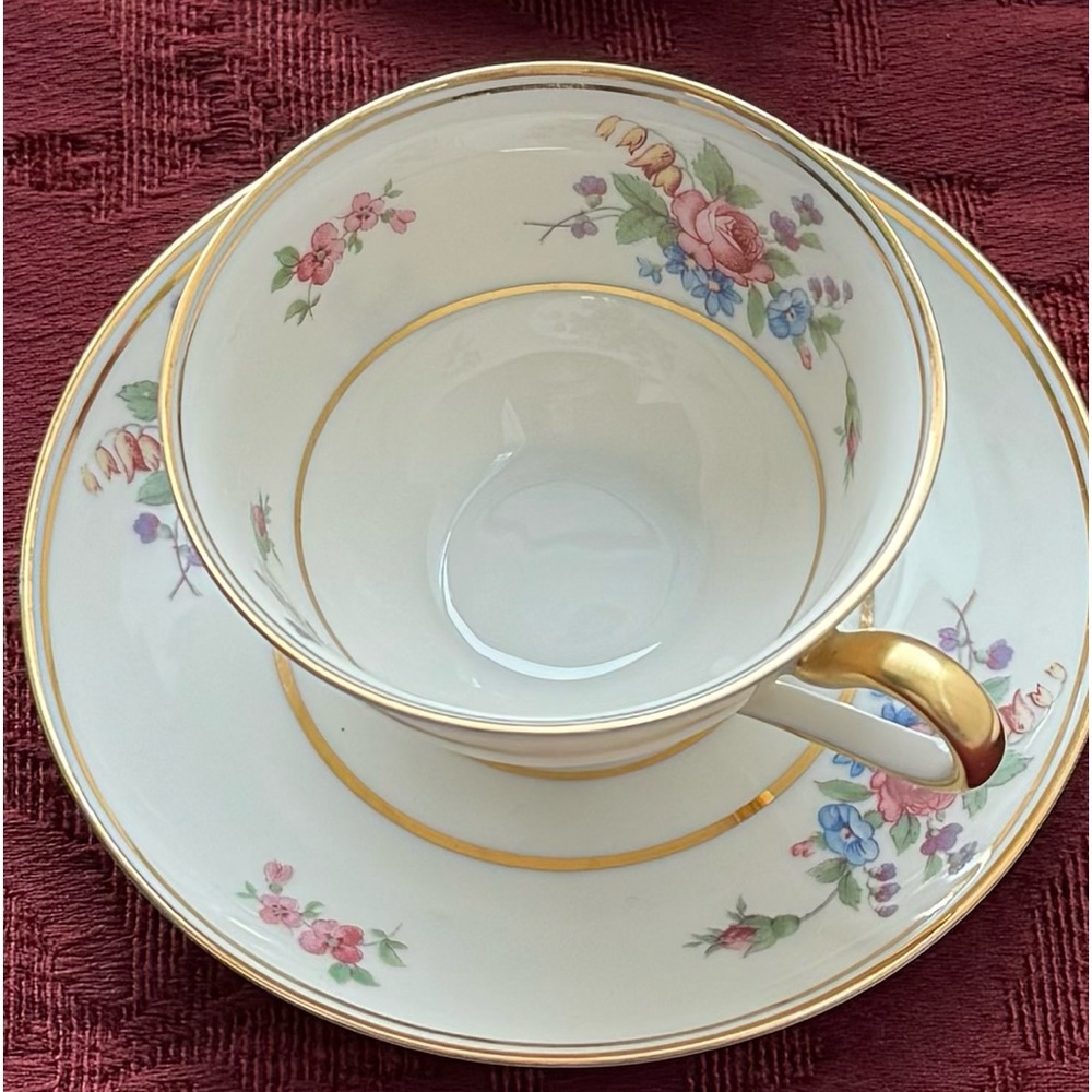 Queen’s Rose Cup & Saucer Set - Picture 5 of 7